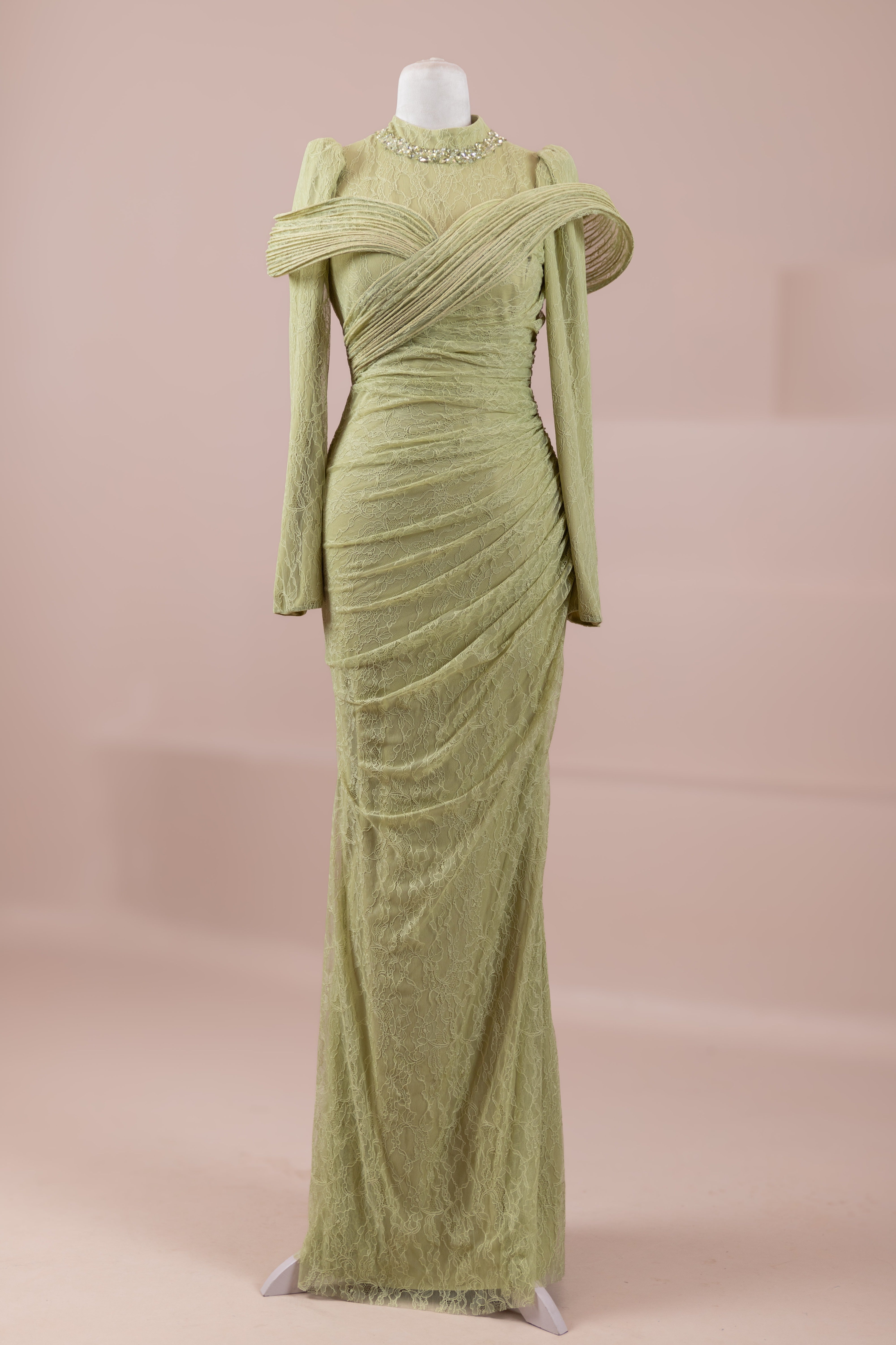 فستان سهرة محتشم بتطريز دانتيل من شارم