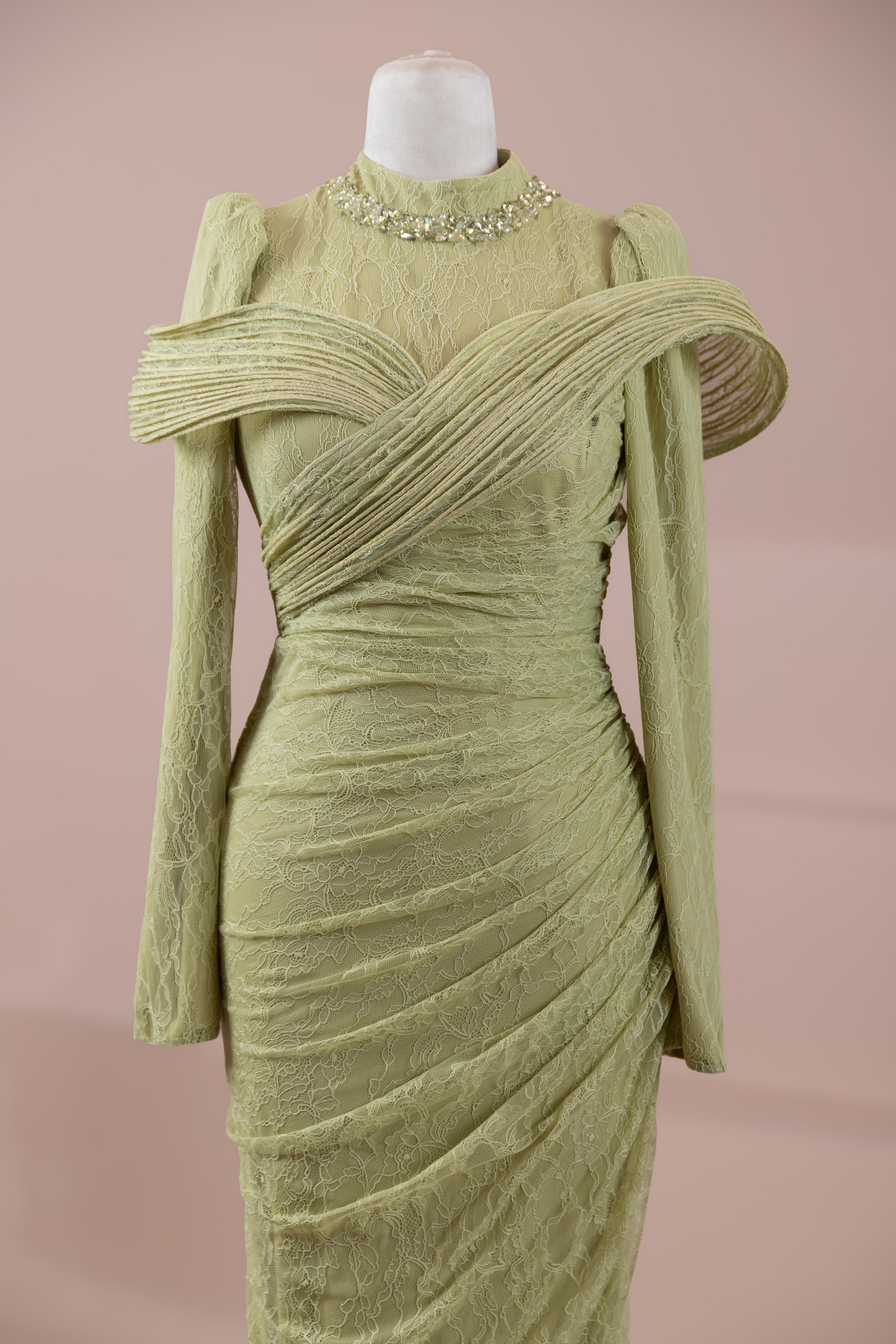 فستان سهرة محتشم بتطريز دانتيل من شارم