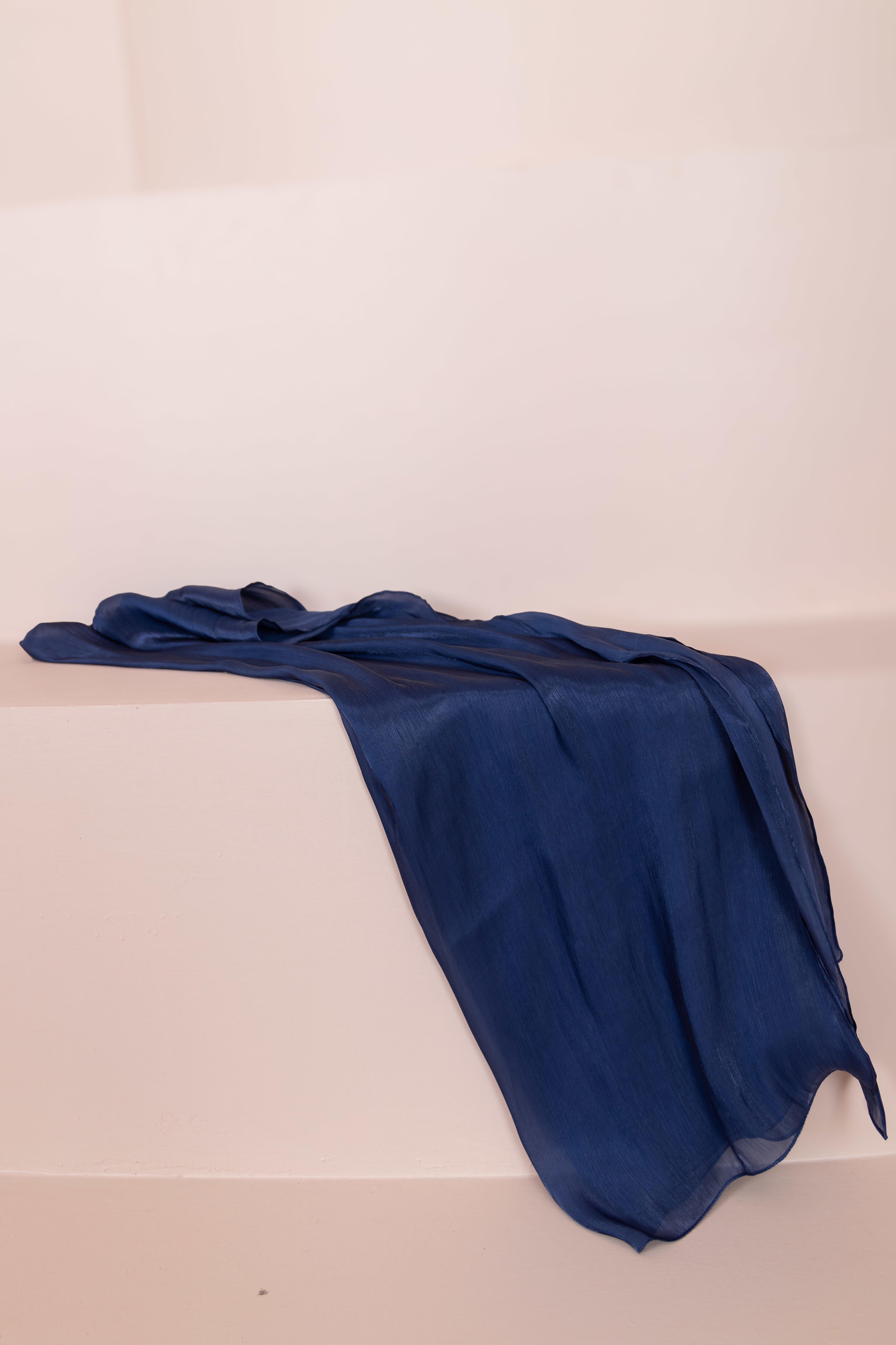 وشاح أزرق داكن