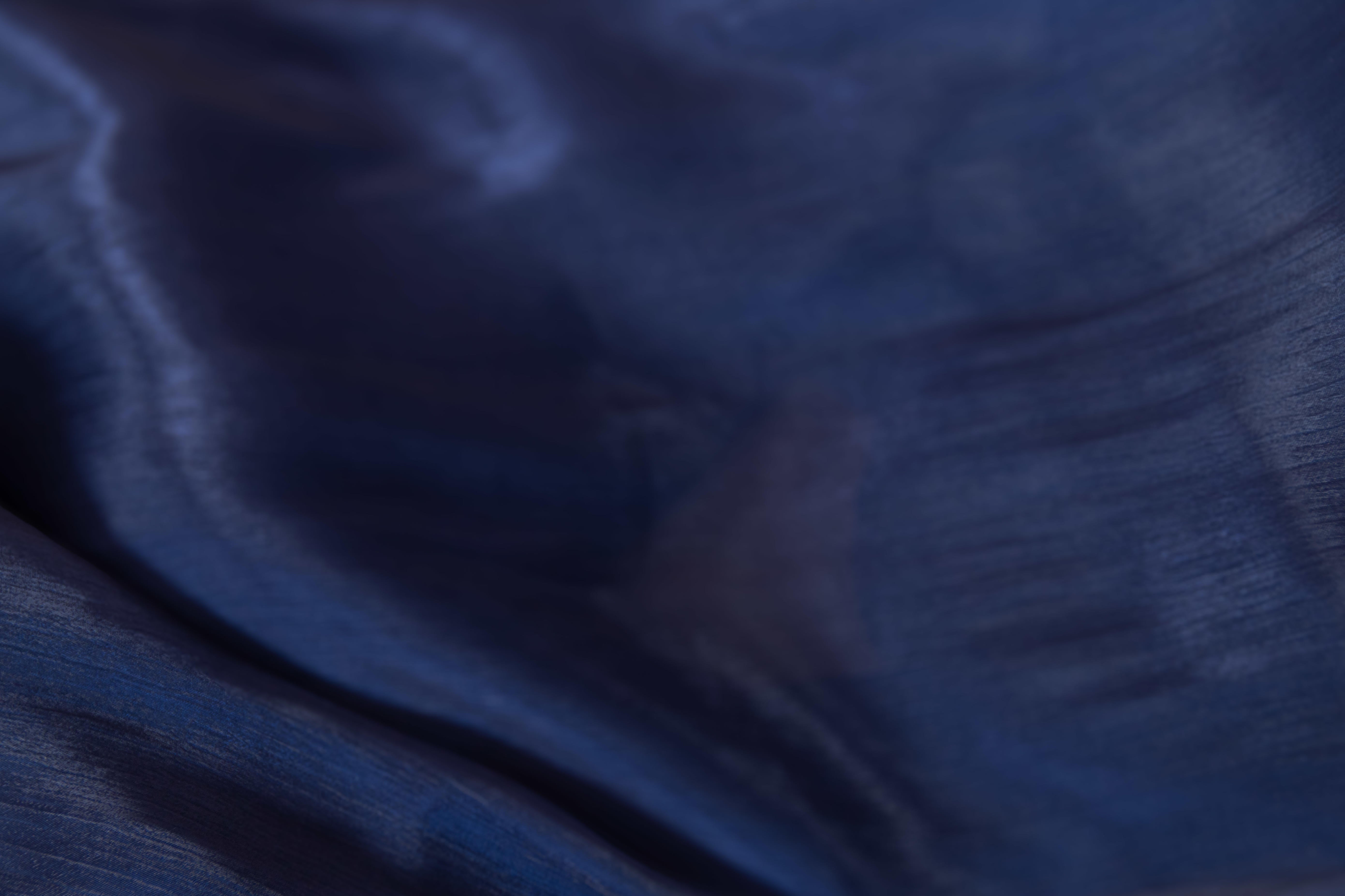 وشاح أزرق داكن