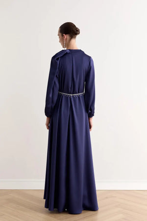 Juan Pileli Kemerli Saten Tesettür Elbise.